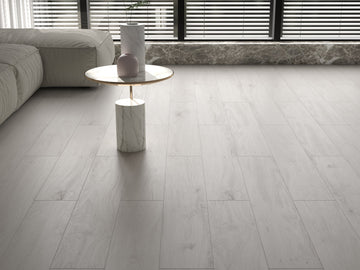 Carrelage effet bois naturel gris pour sol et mur, mat, dimensions 20x120 cm.
