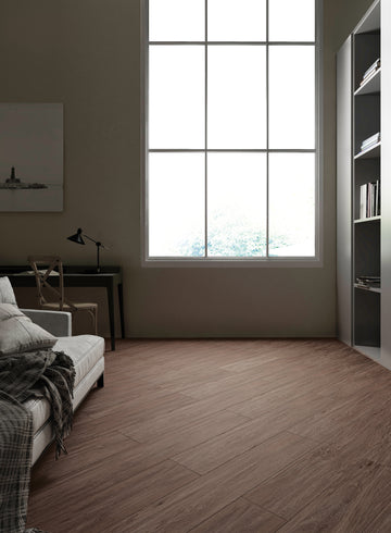 Carrelage sol/mur effet bois naturel Mat CHELSEA WALNUT dans un salon moderne.