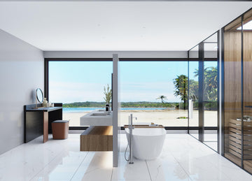 Carrelage sol/mur effet marbre Full Lappato BIANCO RIVER BRILLANT dans une salle de bain moderne avec vue sur la plage.
