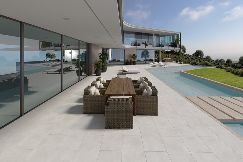 Carrelage sol/mur effet béton Mat LUNA OFF WHITE l.60 x L.120 cm, ambiance luxueuse terrasse avec piscine.